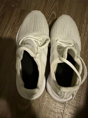 adidas Women’s White Knit Running Shoes never worn